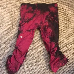 Red and black tie-dye luke lemon crop leggings.